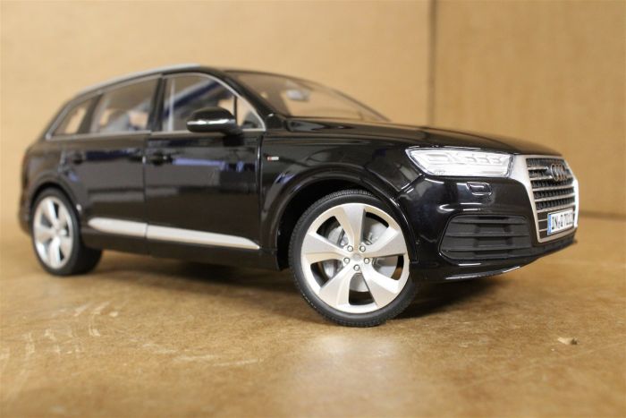 Audi q7 1 18