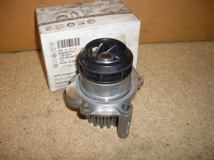 Water pump VW T5 Transporter 1.9 TDi 2003 2010 045121011H New genuine