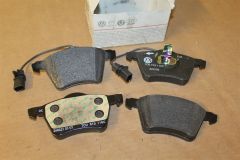 VW Transporter T4 front brake pad set for 300mm discs 7D0698151A  New genuine VW