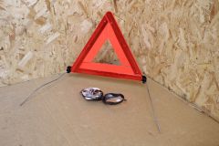 Travel kit with warning triangle and H4 Osram bulb kit