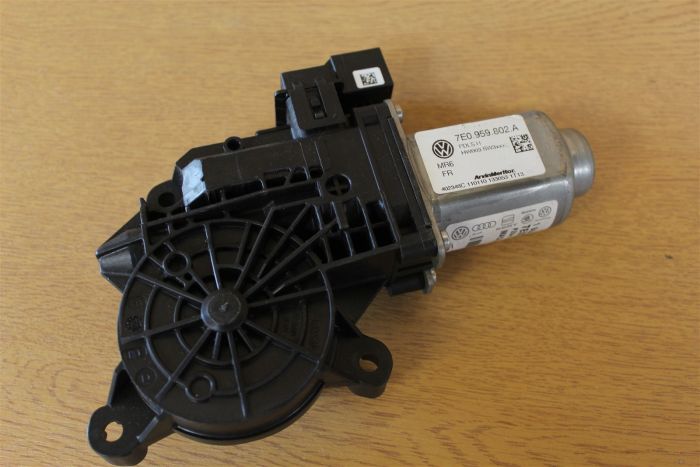 NON UK / LHD front passenger window motor T5 7E0959602A Z04 New