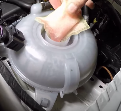 Silica gel bag in the coolant tank - why ???????? (MK7 Golf / Audi A3 etc)